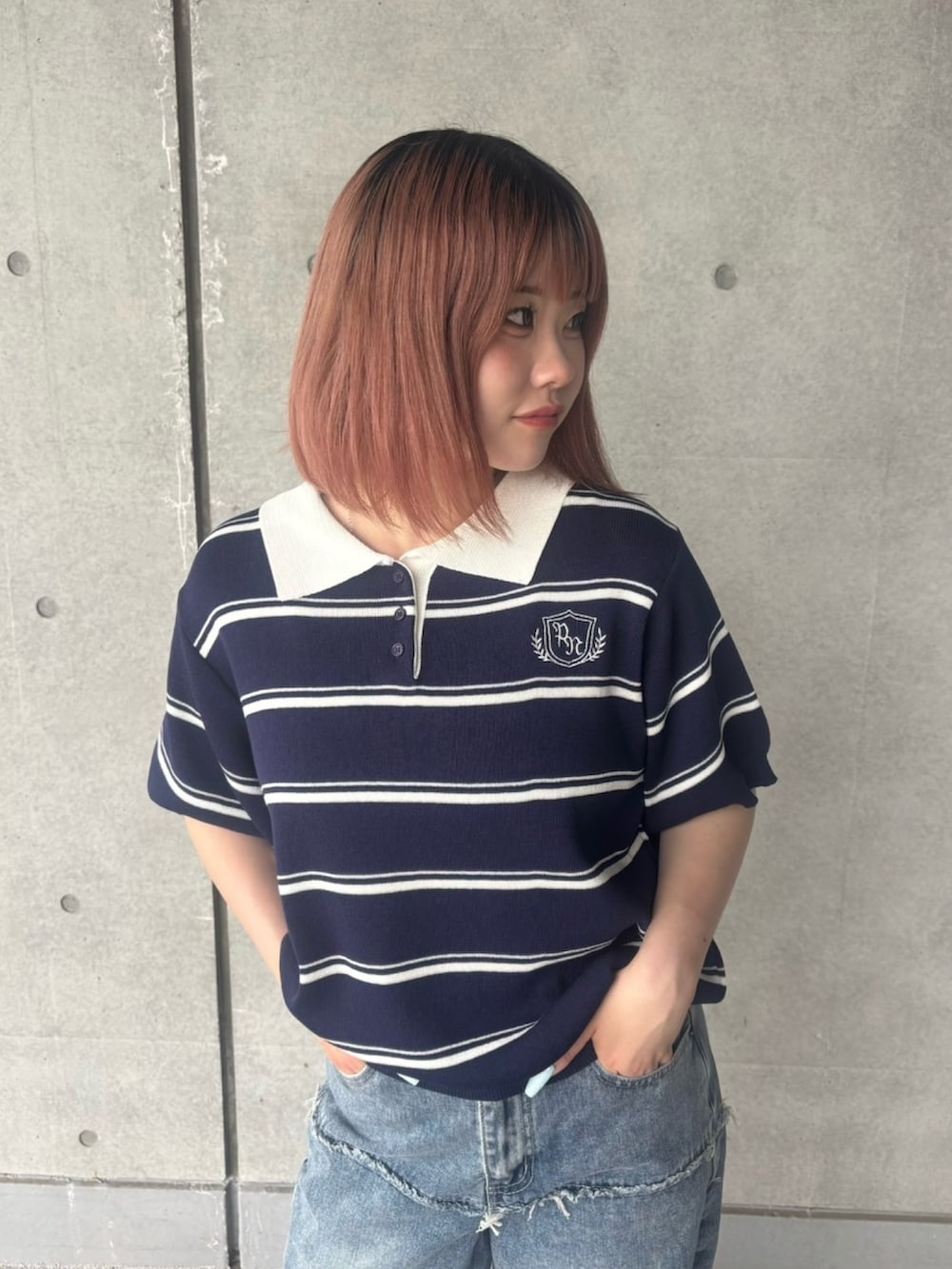 ブルー系のデニムパンツ、ブルー系のポロシャツを着用したレディースの夏コーディネートの5枚目の写真