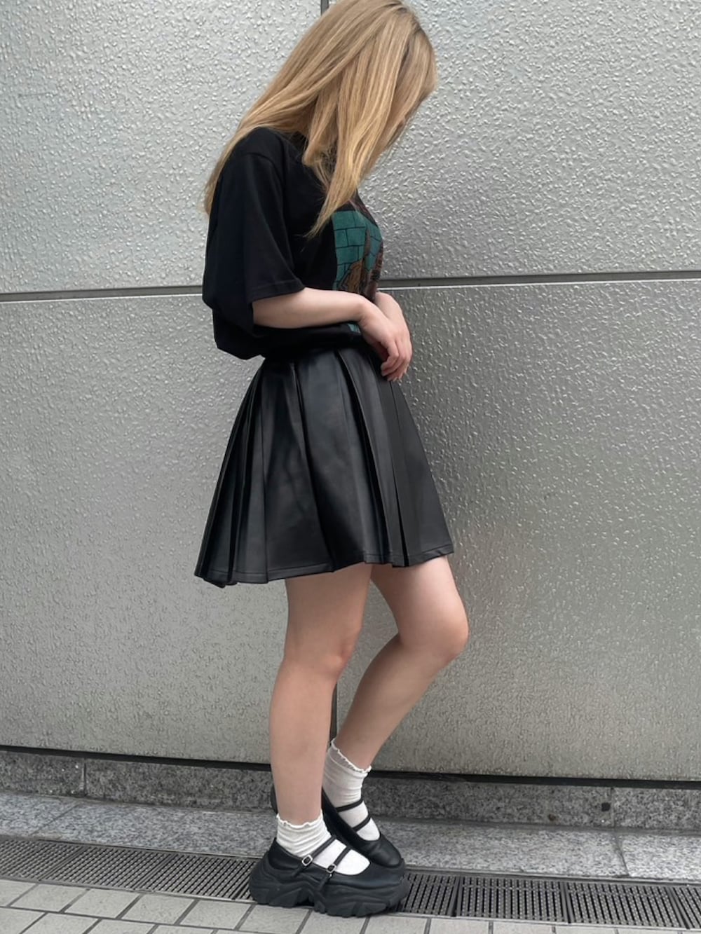 ブラック系のTシャツ/カットソー、ブラック系のスカートを着用したレディースの夏コーディネートの3枚目の写真