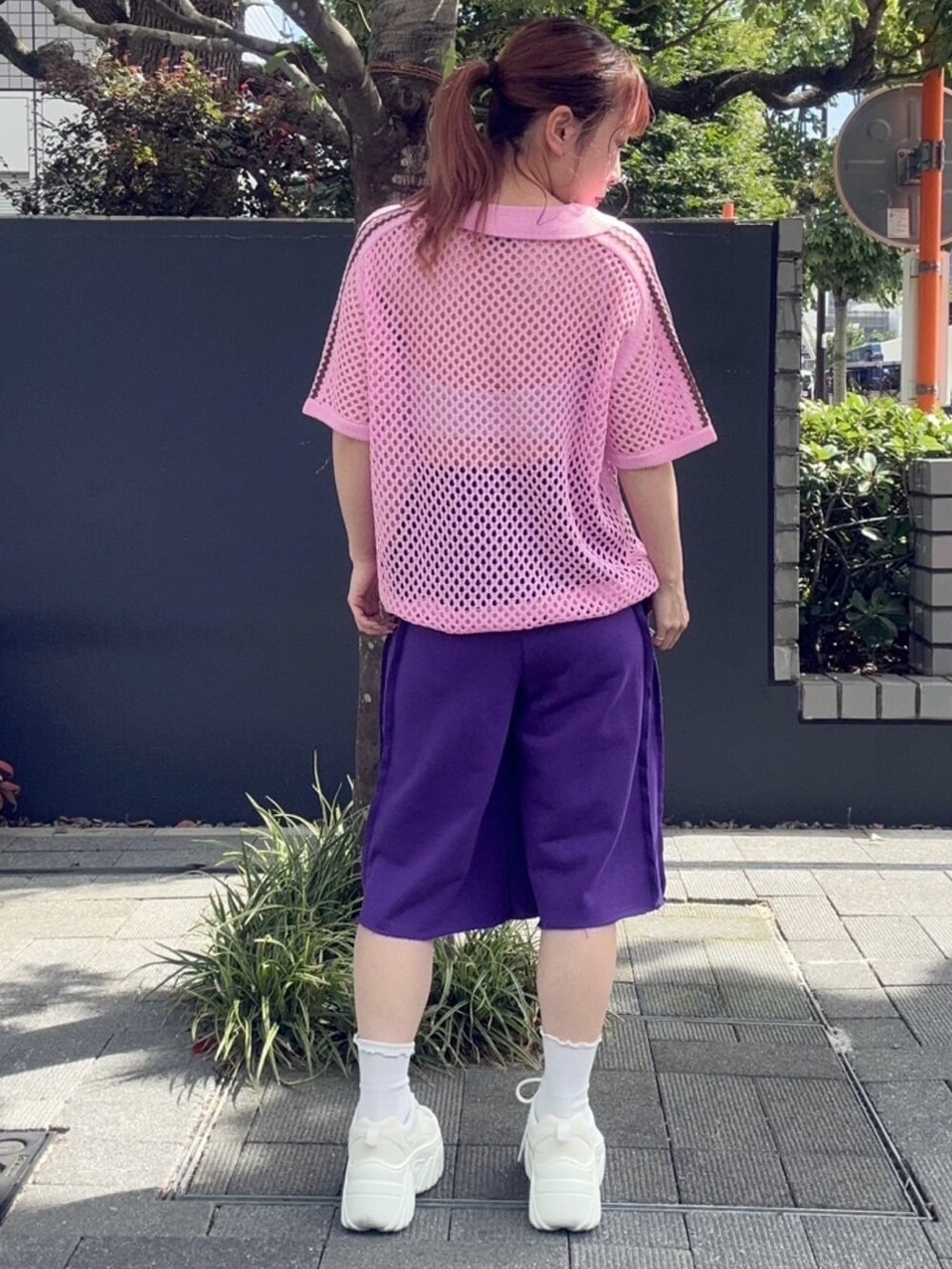 パープル系のスウェットパンツ、ピンク系のTシャツ/カットソーを着用したレディースの夏コーディネートの4枚目の写真