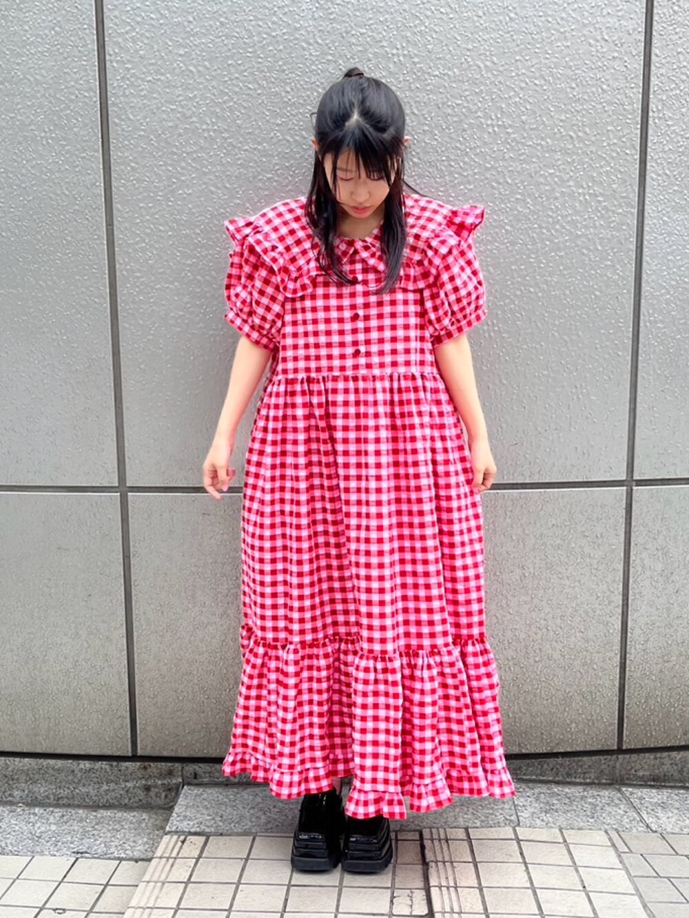 レッド系のワンピースを着用したレディースの春コーディネートの2枚目の写真