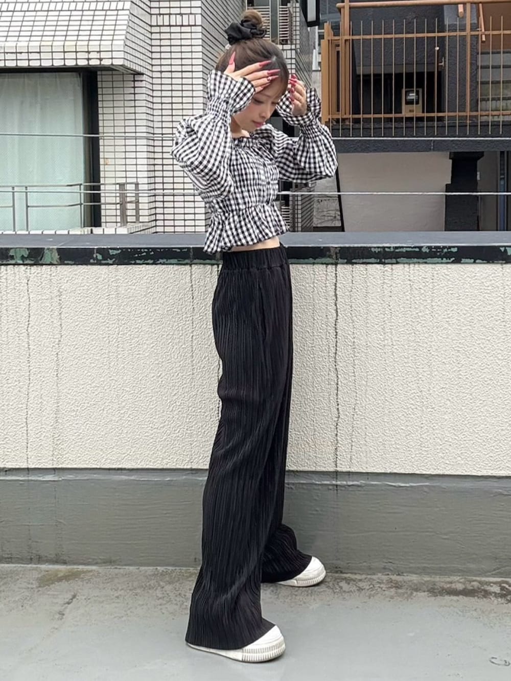 ブラック系のその他パンツ、ブラック系のシャツ/ブラウスを着用したレディースの春コーディネートの5枚目の写真