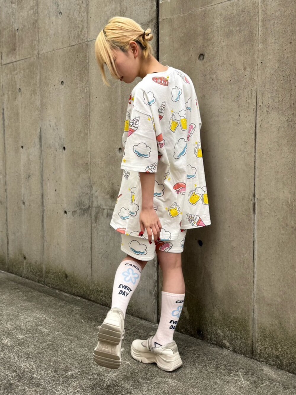 ホワイト系のTシャツ/カットソー、ホワイト系のスウェットパンツ、ブラック系のTシャツ/カットソーを着用したレディースの春コーディネートの4枚目の写真