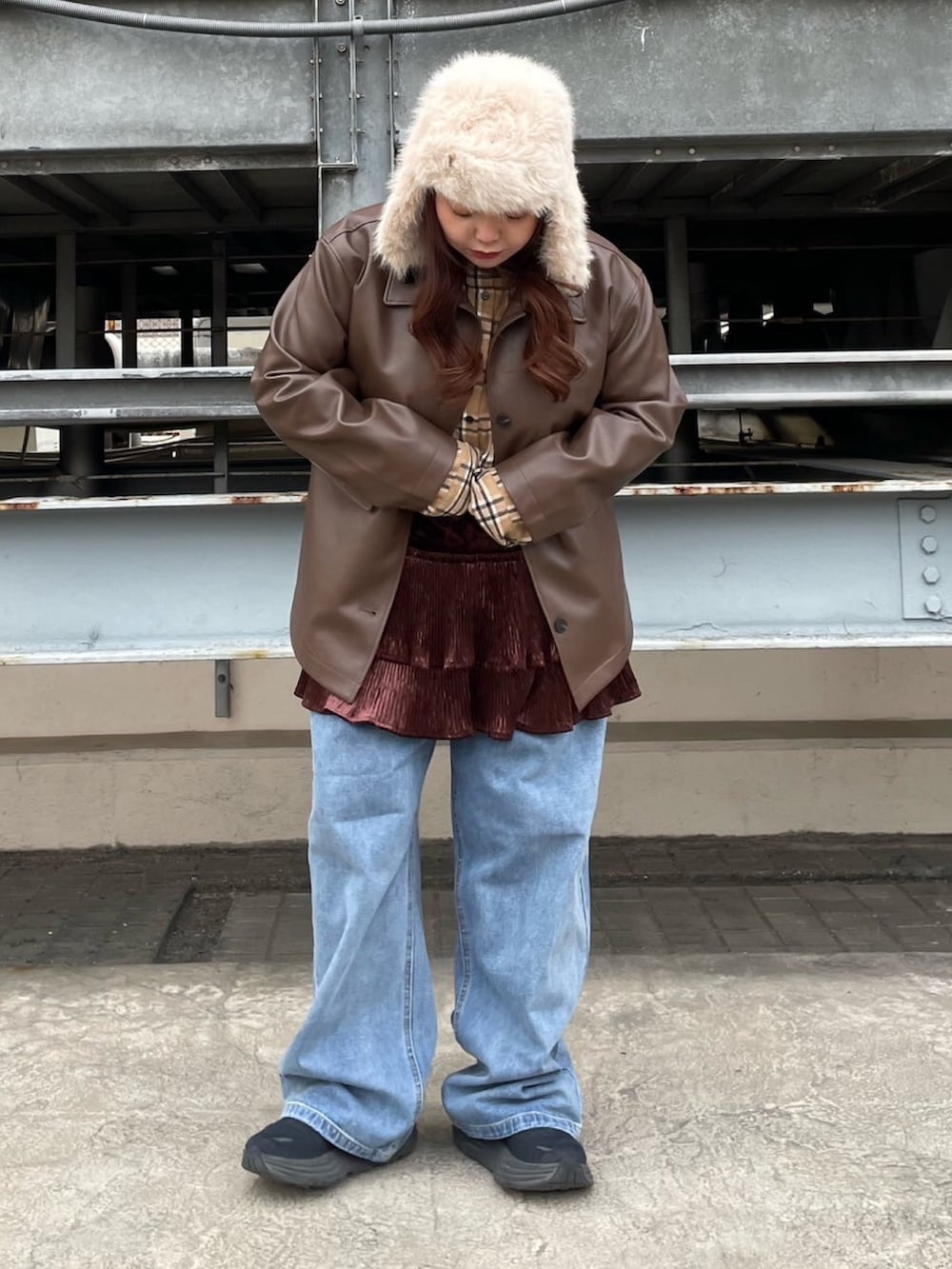 ブラウン系のブルゾン、ベージュ系のシャツ/ブラウス、ブラウン系のスカートを着用したレディースの冬コーディネートの2枚目の写真