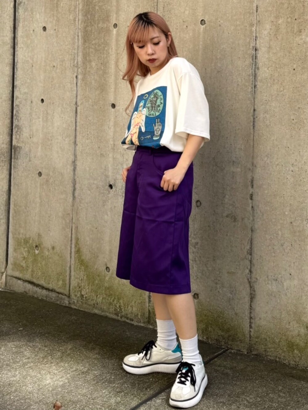 ホワイト系のTシャツ/カットソー、パープル系のその他パンツを着用したレディースの夏コーディネートの3枚目の写真