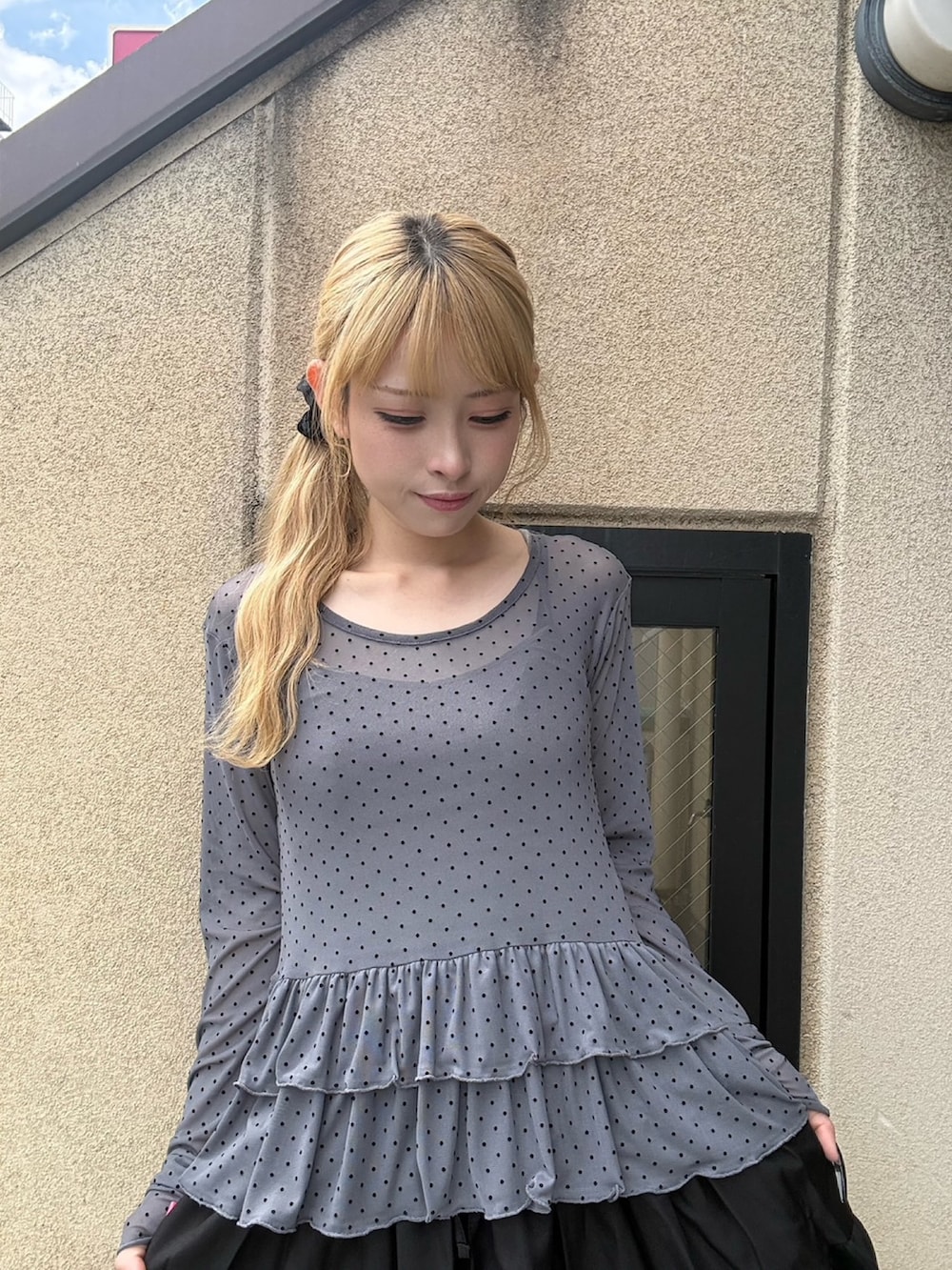 ブラック系のスカート、グレー系のTシャツ/カットソーを着用したレディースの秋コーディネートの6枚目の写真