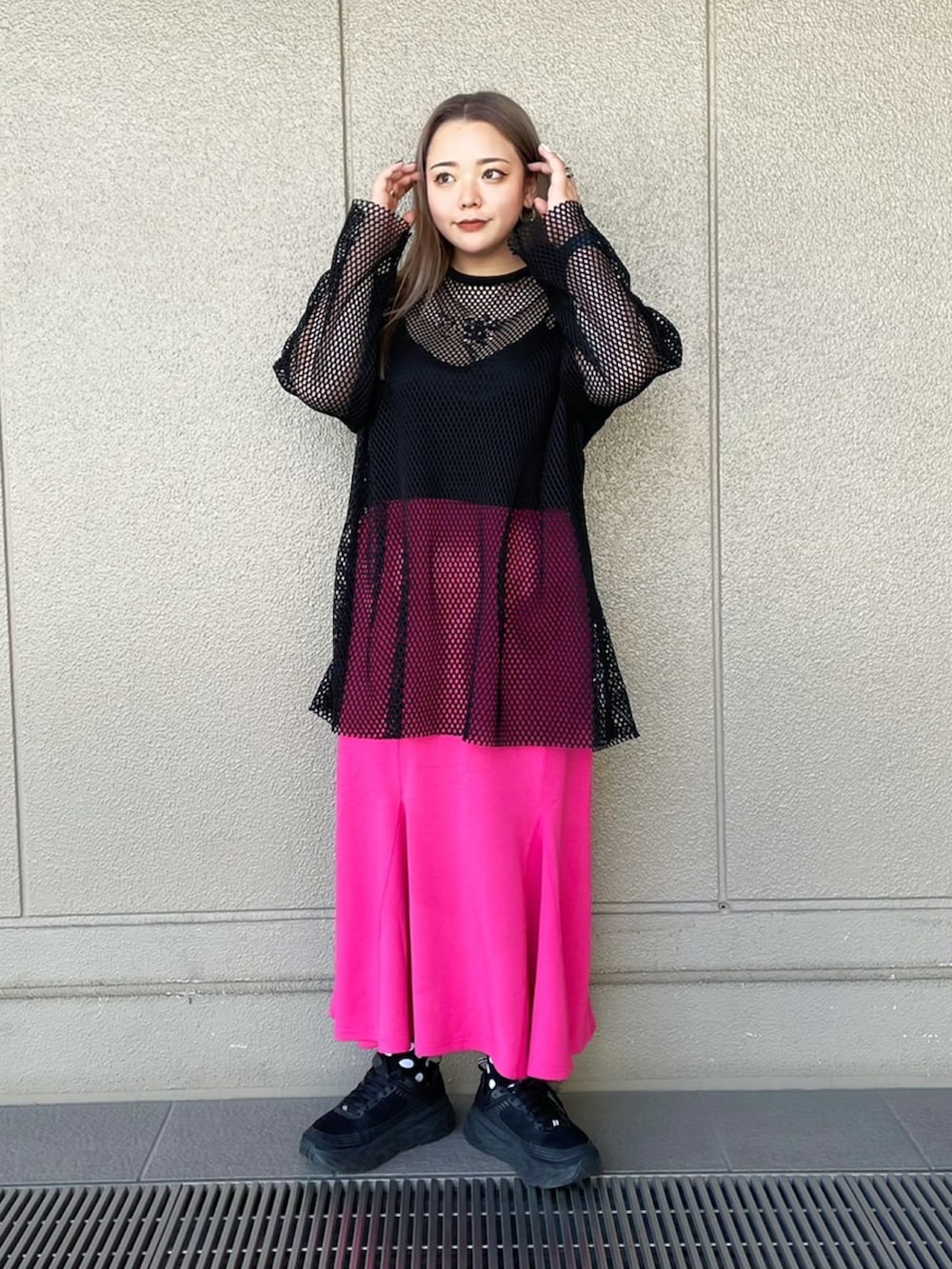 ブラック系のTシャツ/カットソー、ピンク系のスカートを着用したレディースの春コーディネートの2枚目の写真