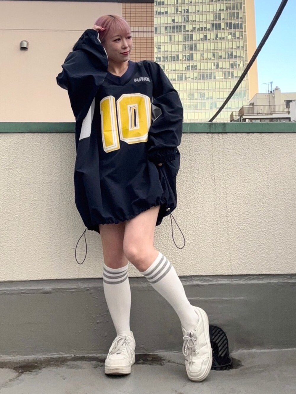 ブルー系のTシャツ/カットソー、ブラック系のデニムパンツを着用したレディースの冬コーディネートの2枚目の写真