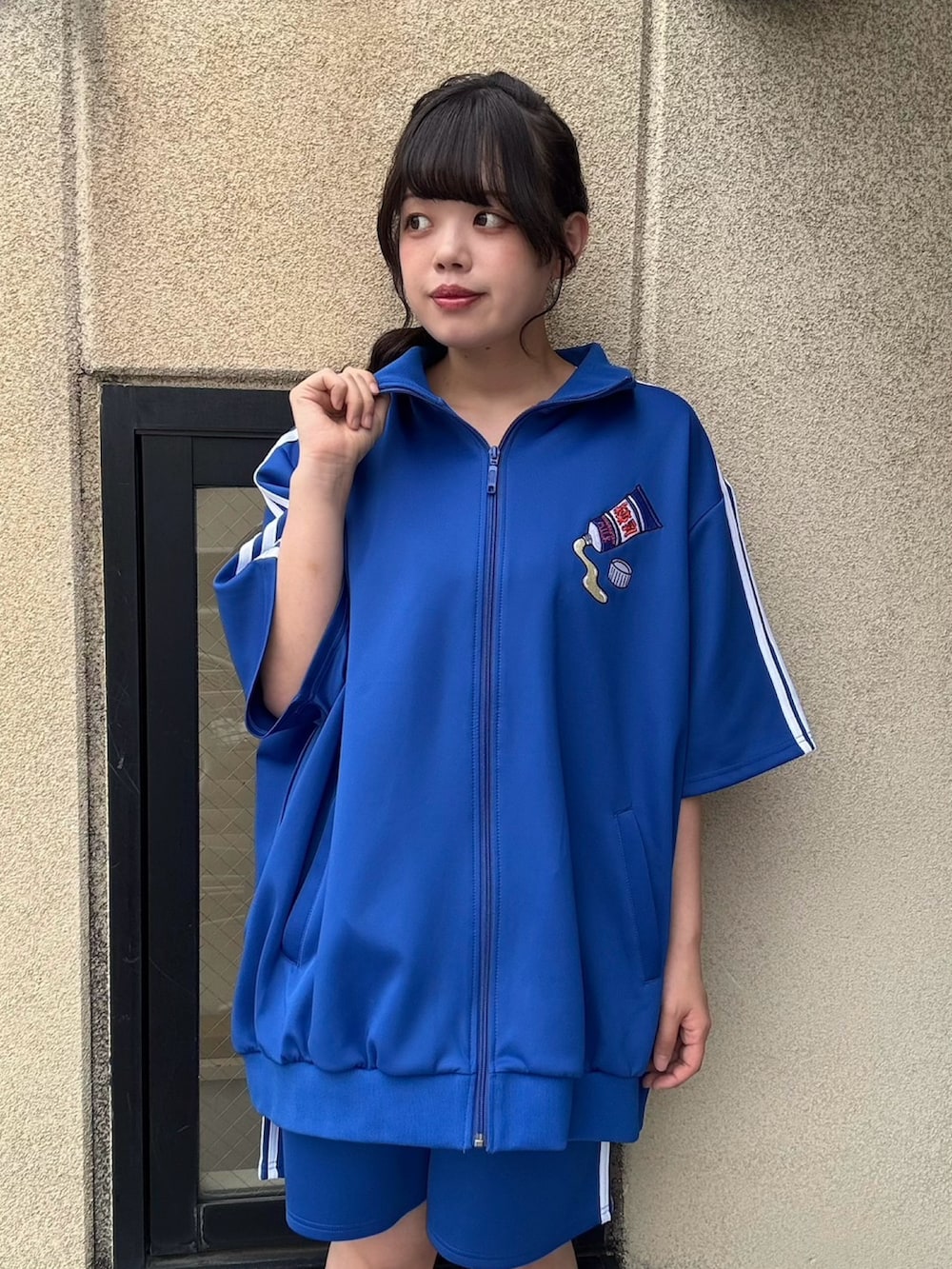 ブルー系のジャージ、ブルー系のその他パンツを着用したレディースの夏コーディネートの8枚目の写真