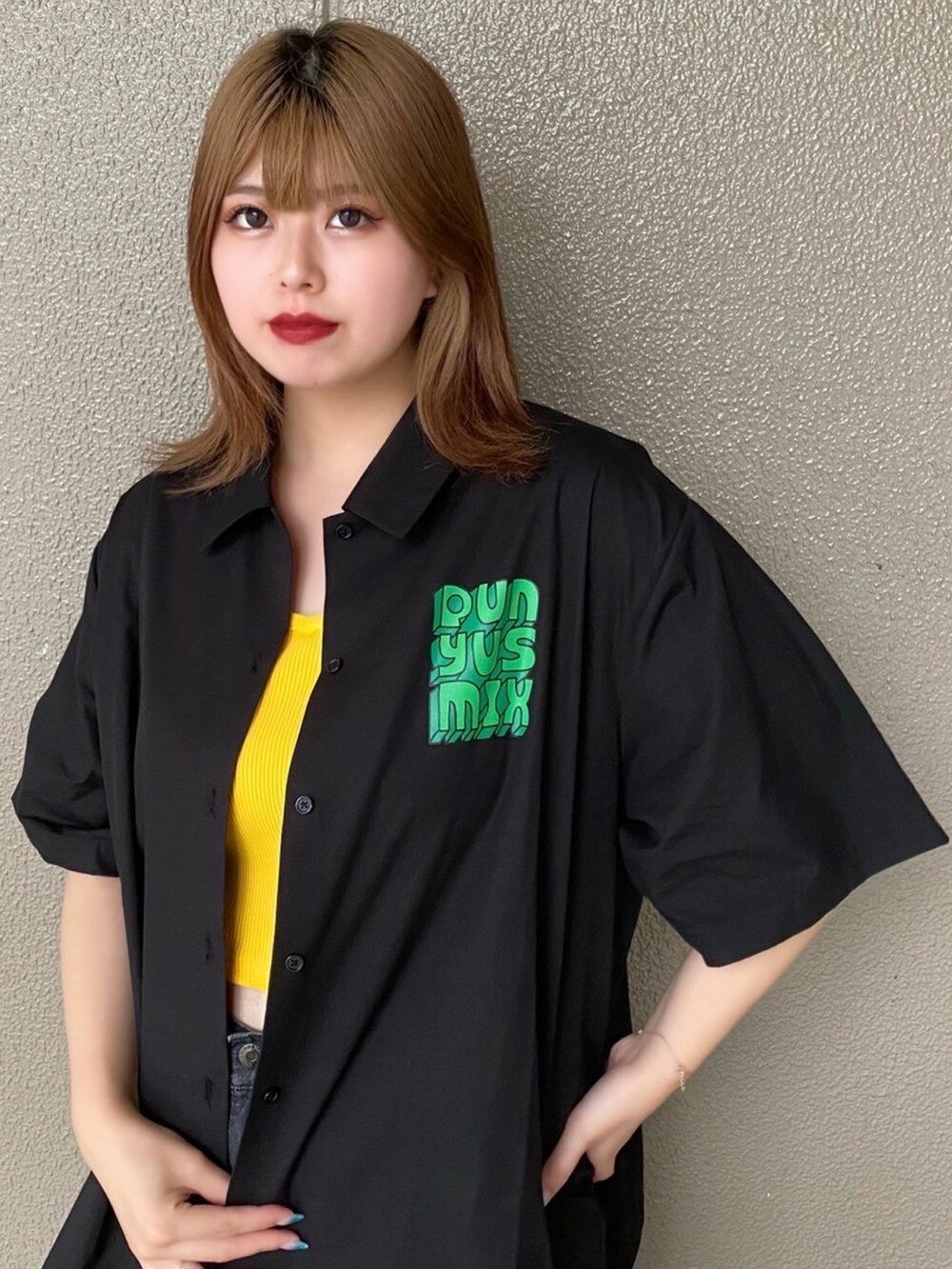 ブラック系のデニムパンツ、ブラック系のシャツ/ブラウス、ブラック系のサンダルを着用したレディースの夏コーディネートの2枚目の写真