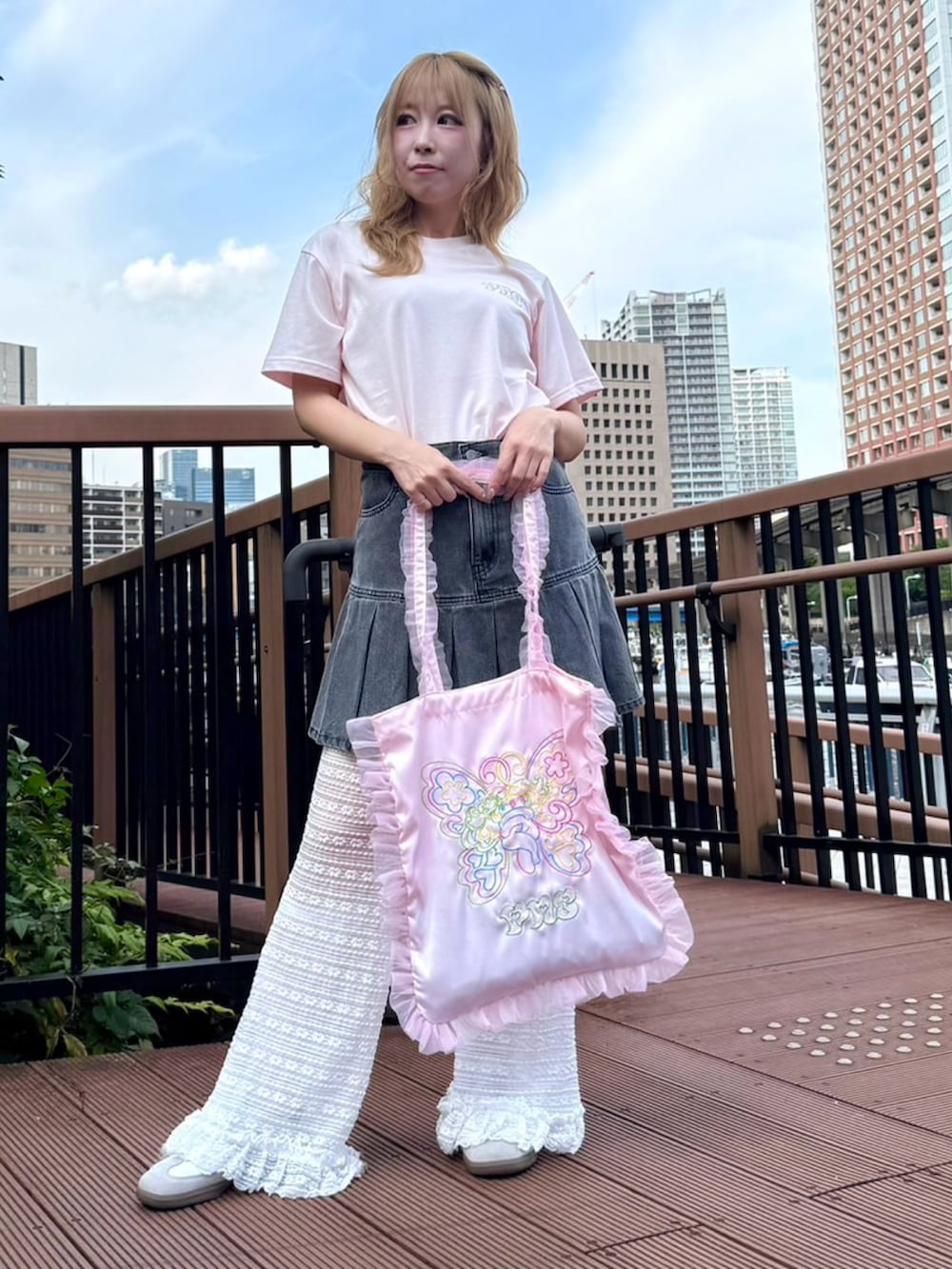ピンク系のトートバッグを着用したレディースの夏コーディネートの2枚目の写真