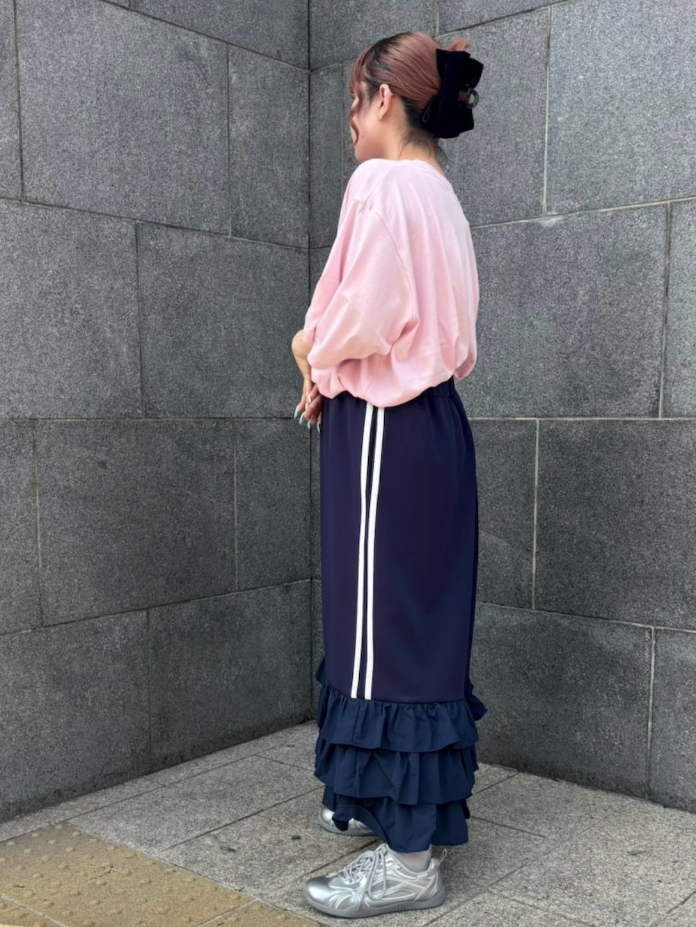 ブルー系のスカート、ピンク系のTシャツ/カットソーを着用したレディースの春コーディネートの3枚目の写真