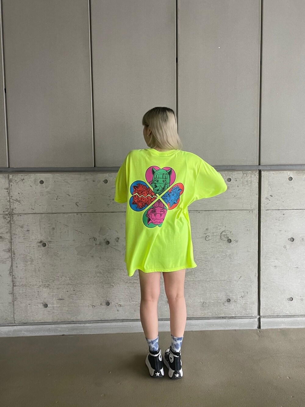 イエロー系のTシャツ/カットソーを着用したレディースの春コーディネートの3枚目の写真