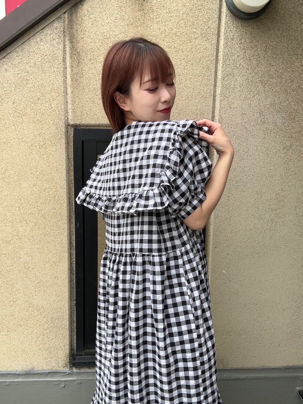 ブラック系のワンピースを着用したレディースの春コーディネートの3枚目の写真