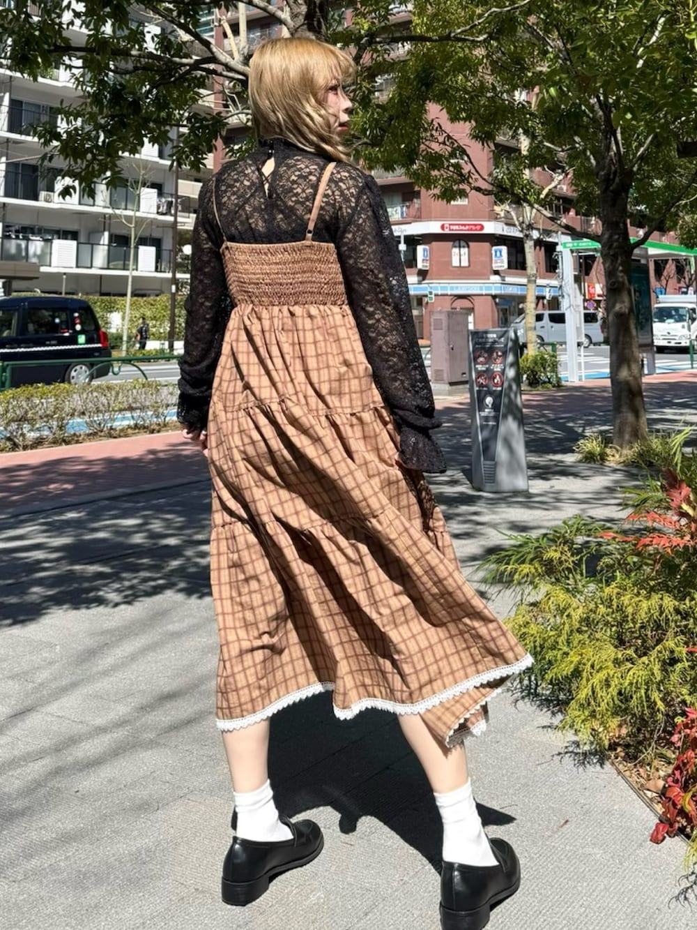 ブラウン系のワンピース、ブラック系のTシャツ/カットソーを着用したレディースの春コーディネートの4枚目の写真