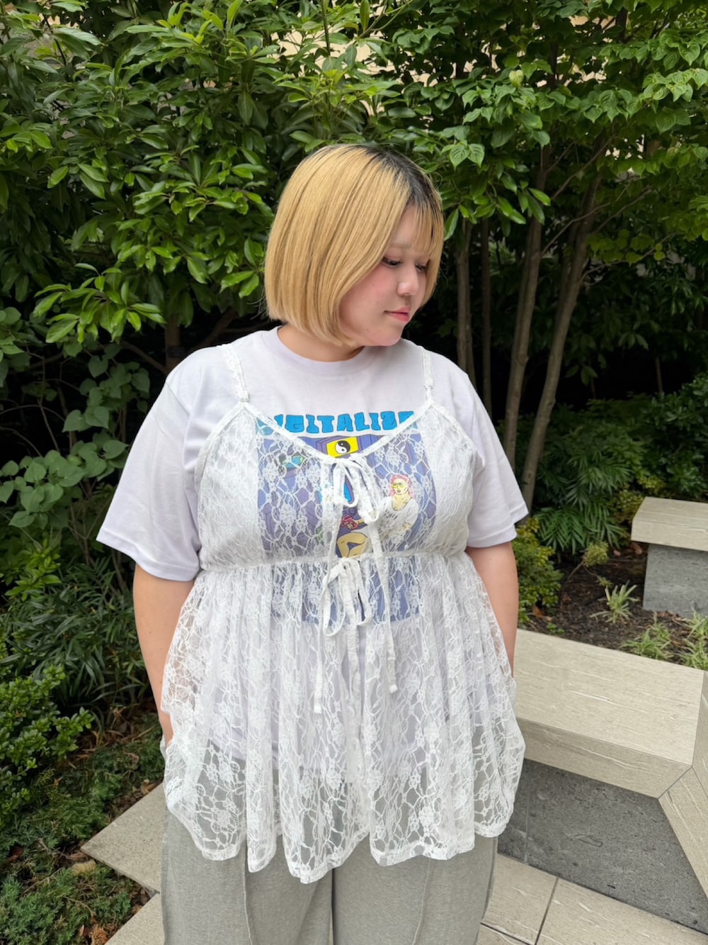 グレー系のスウェットパンツ、ホワイト系のワンピース、パープル系のTシャツ/カットソーを着用したレディースの夏コーディネートの5枚目の写真
