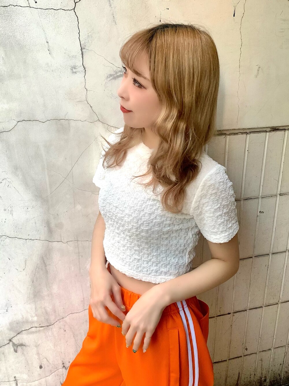 オレンジ系のその他パンツ、ホワイト系のTシャツ/カットソーを着用したレディースの春コーディネートの2枚目の写真