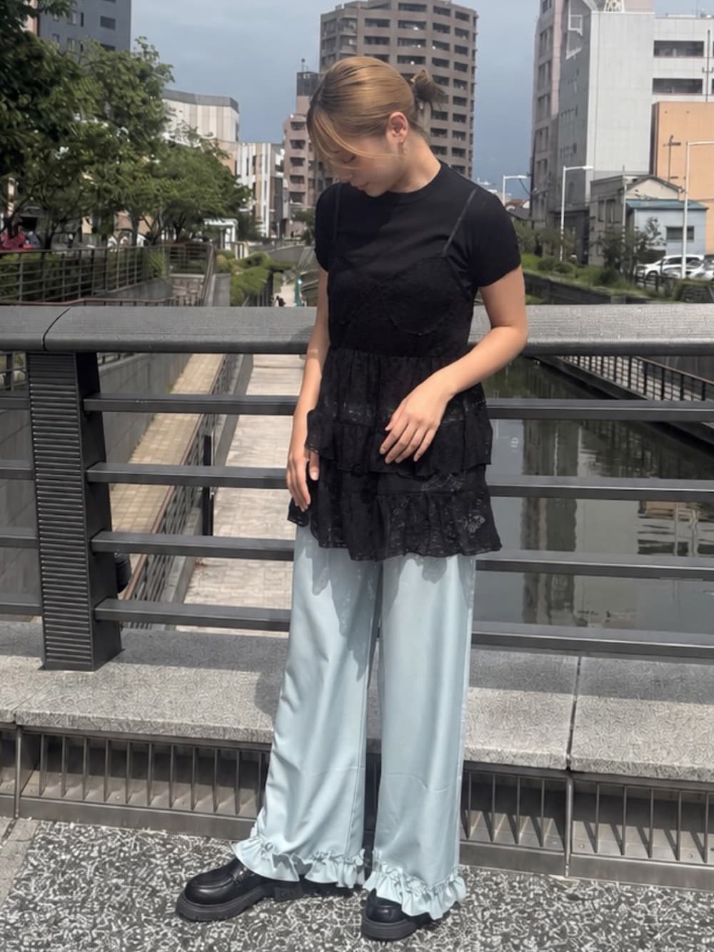 ブルー系のその他パンツ、ブラック系のワンピース、ブラック系のニット/セーターを着用したレディースの夏コーディネートの2枚目の写真