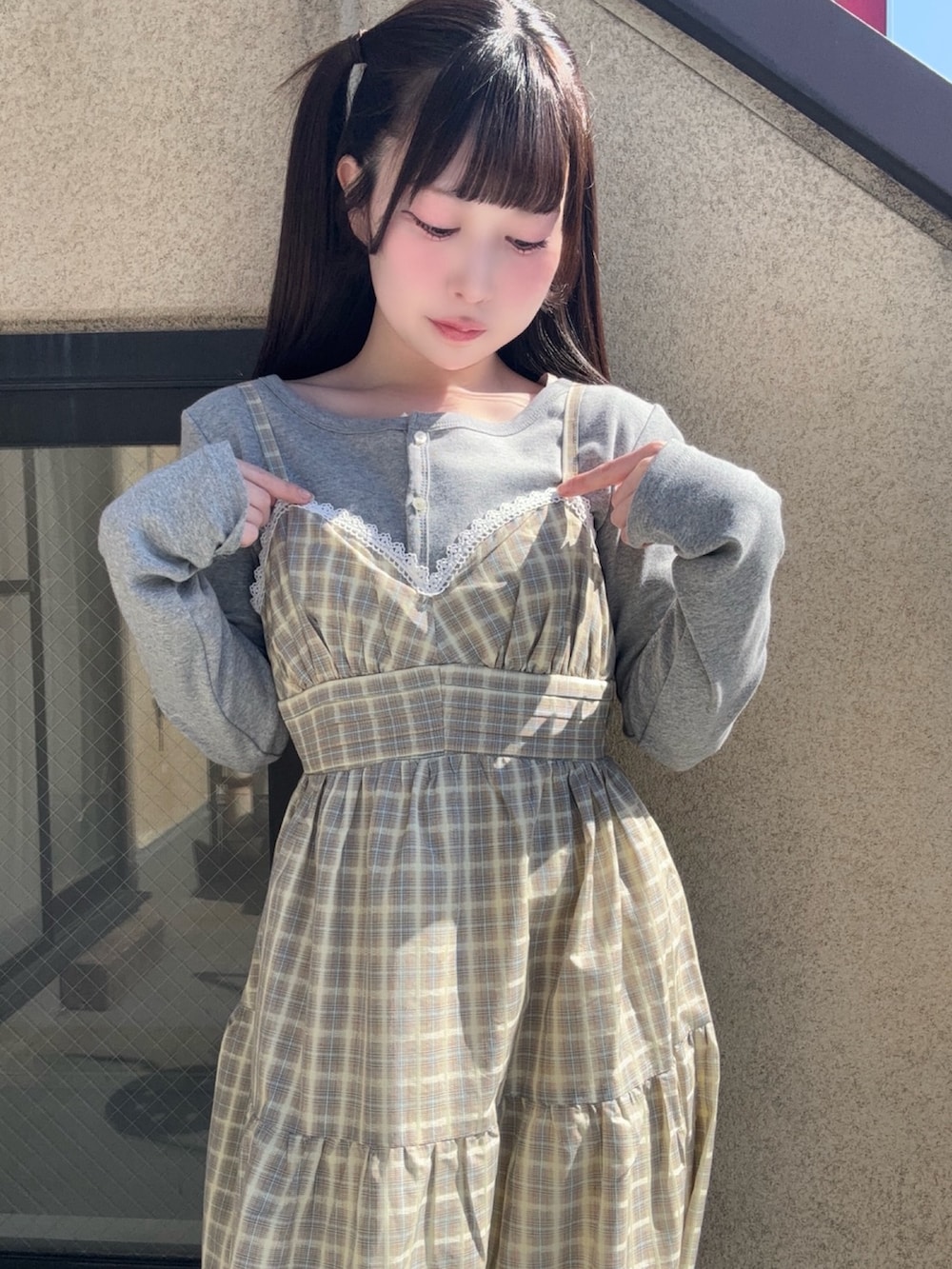 イエロー系のワンピース、グレー系のカーディガン/ボレロを着用したレディースの春コーディネートの4枚目の写真