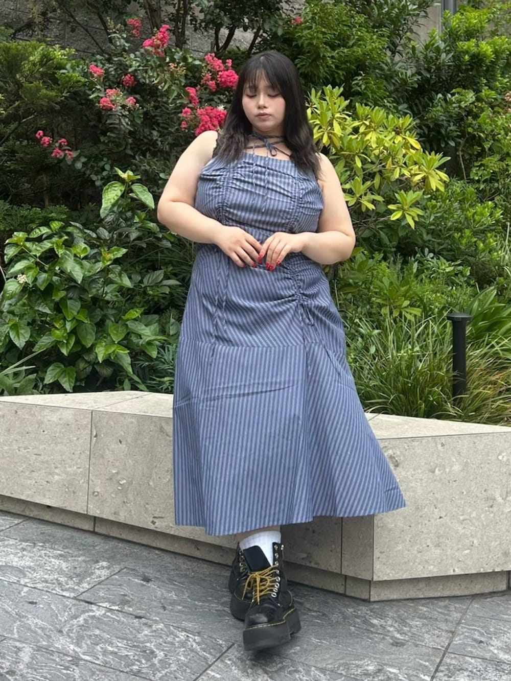 グレー系のワンピースを着用したレディースの夏コーディネートの2枚目の写真
