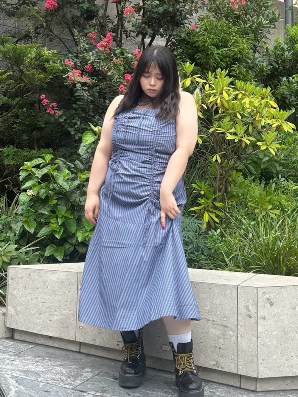グレー系のワンピースを着用したレディースの夏コーディネートの3枚目の写真