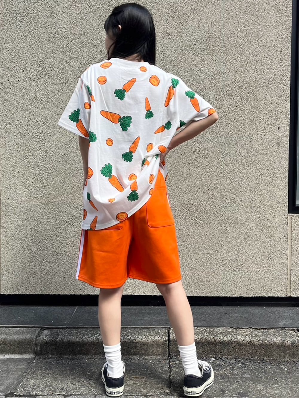 オレンジ系のTシャツ/カットソー、オレンジ系のその他パンツを着用したレディースの夏コーディネートの3枚目の写真