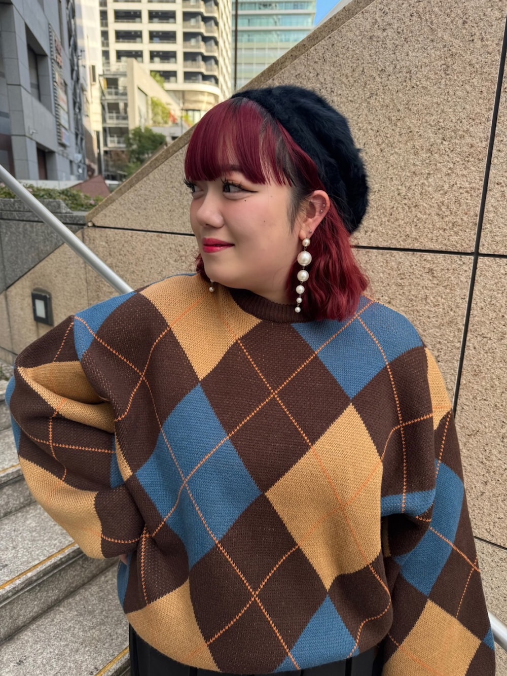 「PUNYUS、渡辺直美、プリーツスカート、ニット、アーガイル柄、ニットコーデ、大人かわいい、きれいめカジュアル」｜「PUNYUSのボックスプリーツロングスカート（スカート、グレー系）」を使った、PUNYUS  さん（レディース・160cm）の冬コーディネートの2枚目の写真