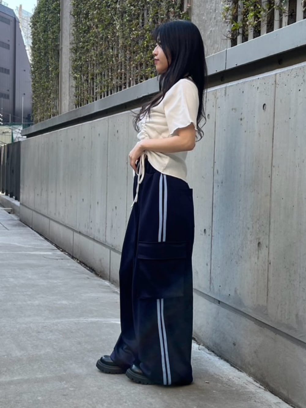 ブルー系のカーゴパンツ、ホワイト系のTシャツ/カットソーを着用したレディースの春コーディネートの6枚目の写真