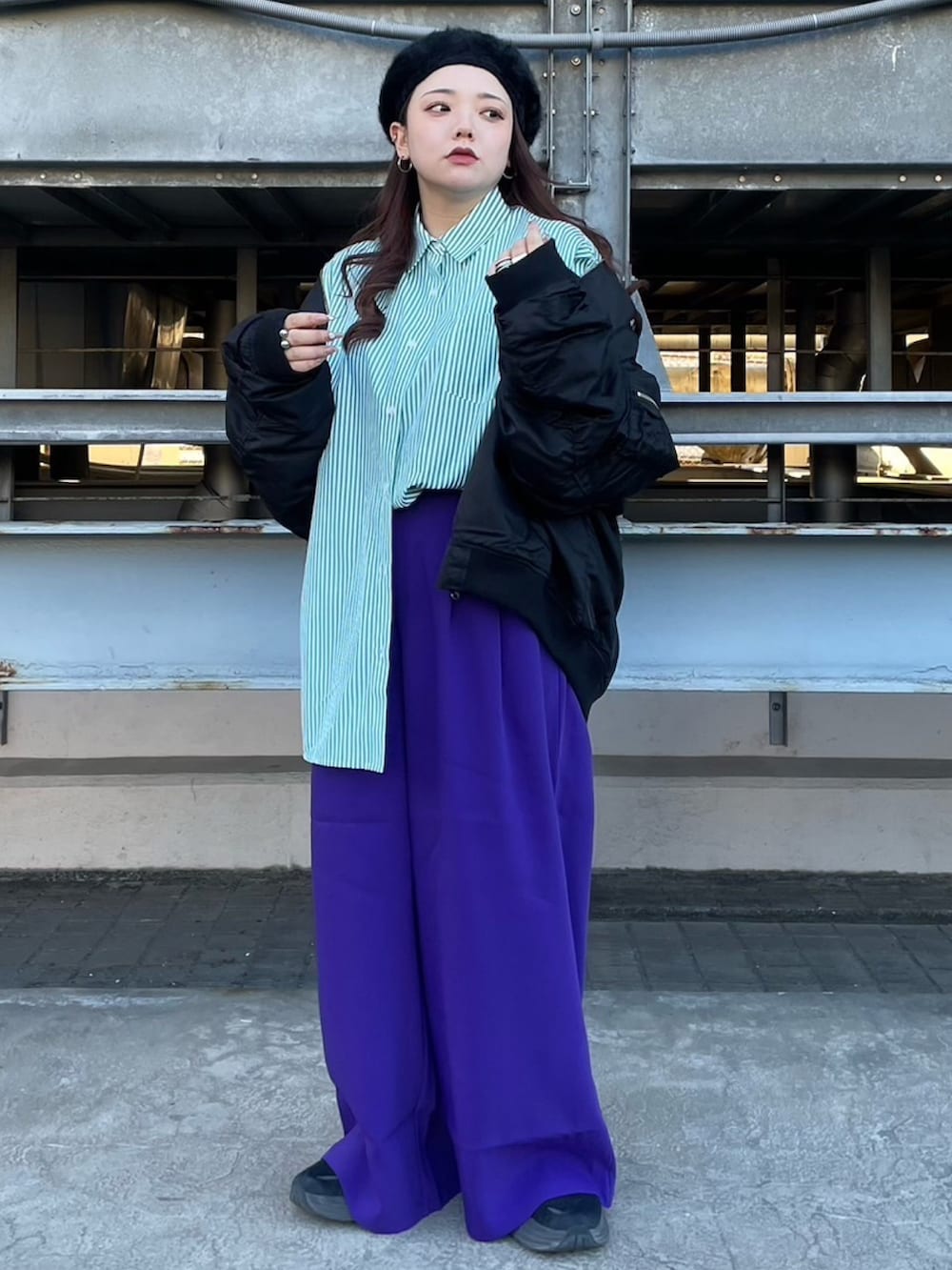 グリーン系のシャツ/ブラウス、ブラック系のMA-1、ブルー系のその他パンツを着用したレディースの冬コーディネートの2枚目の写真