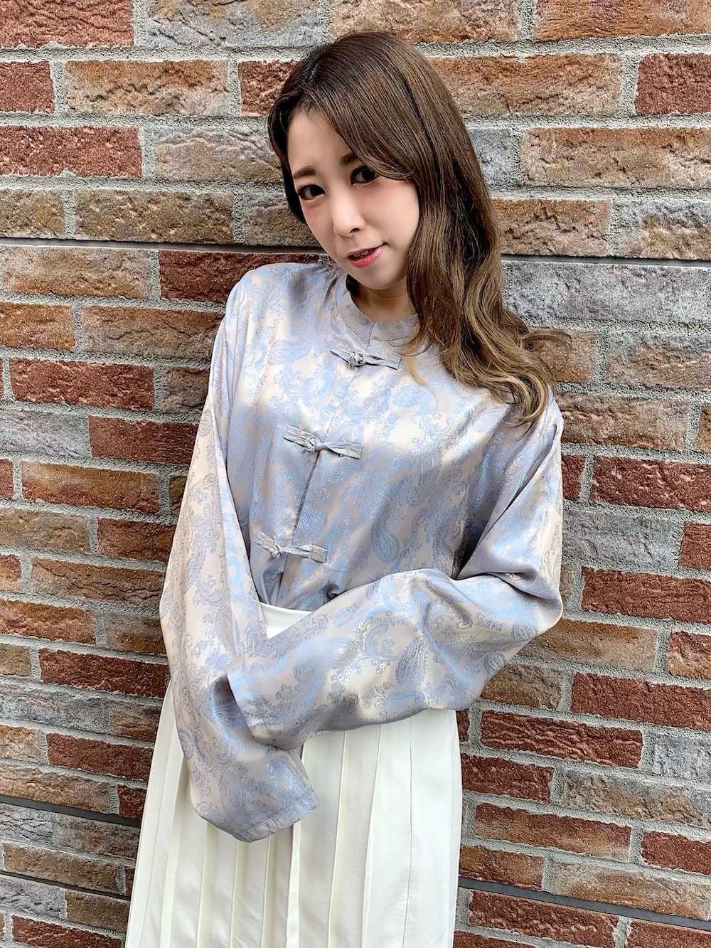 ベージュ系のシャツ/ブラウス、ホワイト系のスカート、ブラック系のローファーを着用したレディースの春コーディネートの3枚目の写真