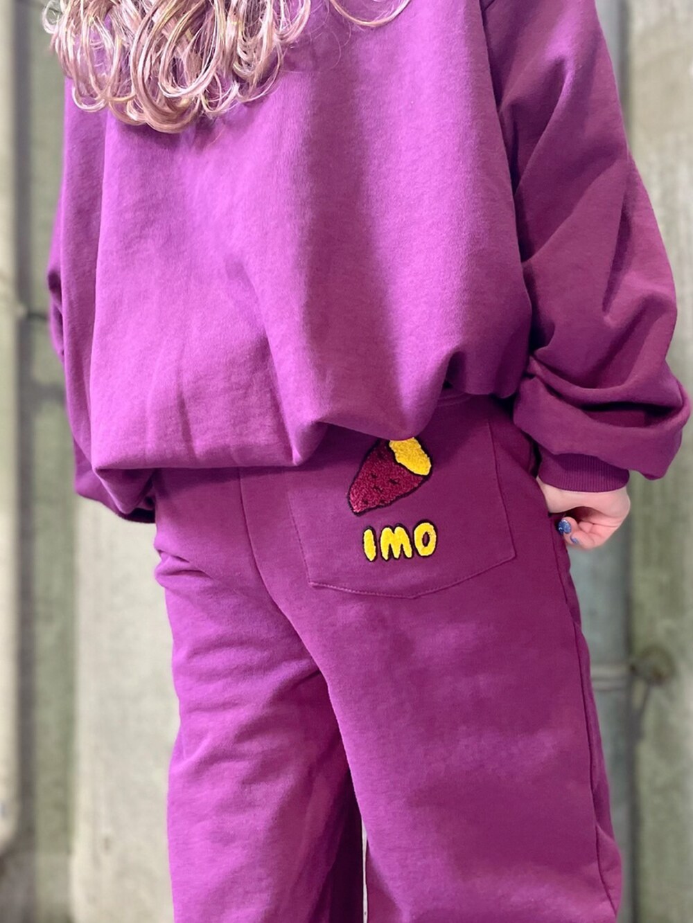 パープル系のスウェット、パープル系のスウェットパンツを着用したレディースの秋コーディネートの2枚目の写真