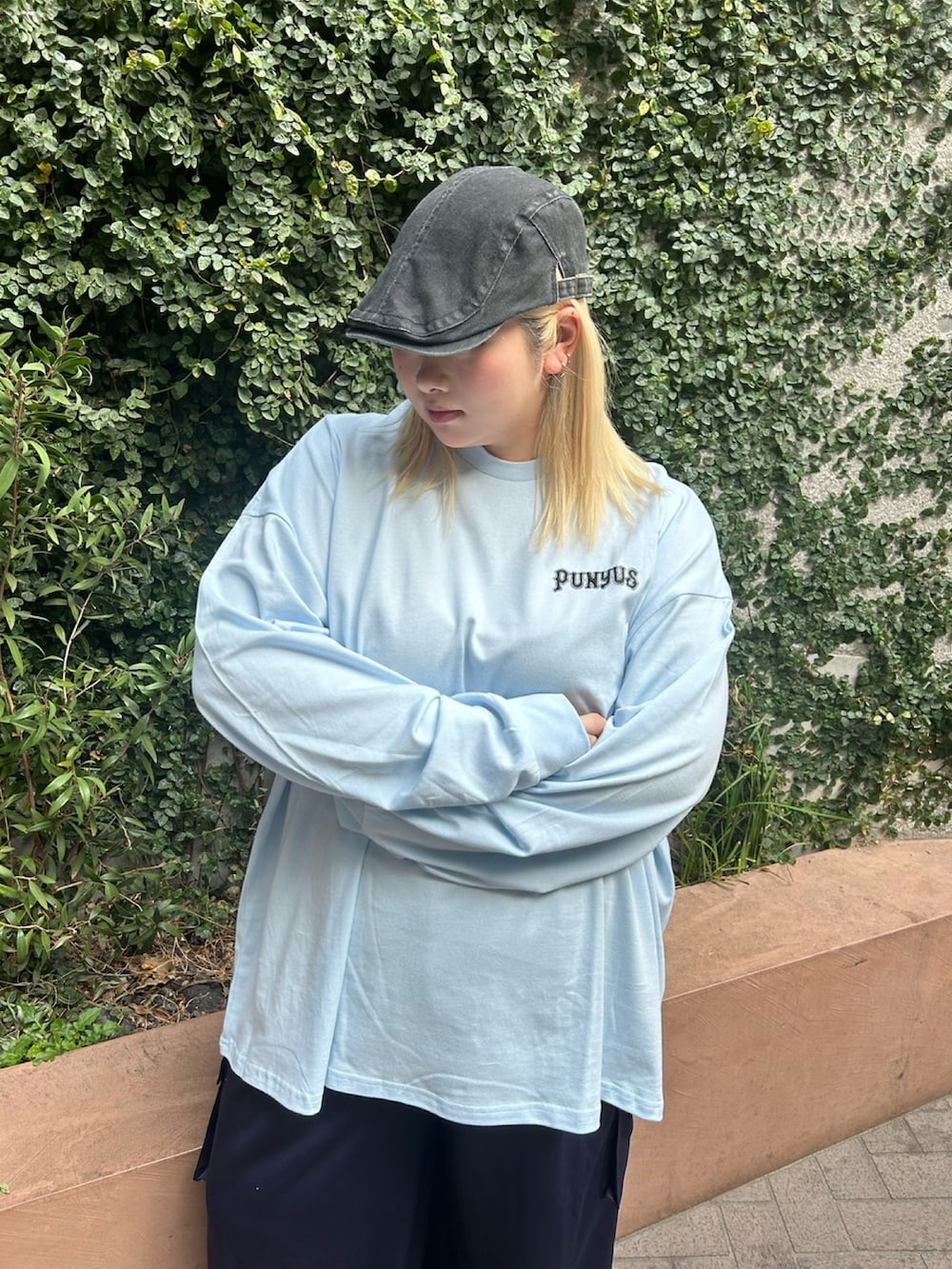 ブルー系のカーゴパンツ、ブルー系のTシャツ/カットソーを着用したレディースの冬コーディネートの4枚目の写真