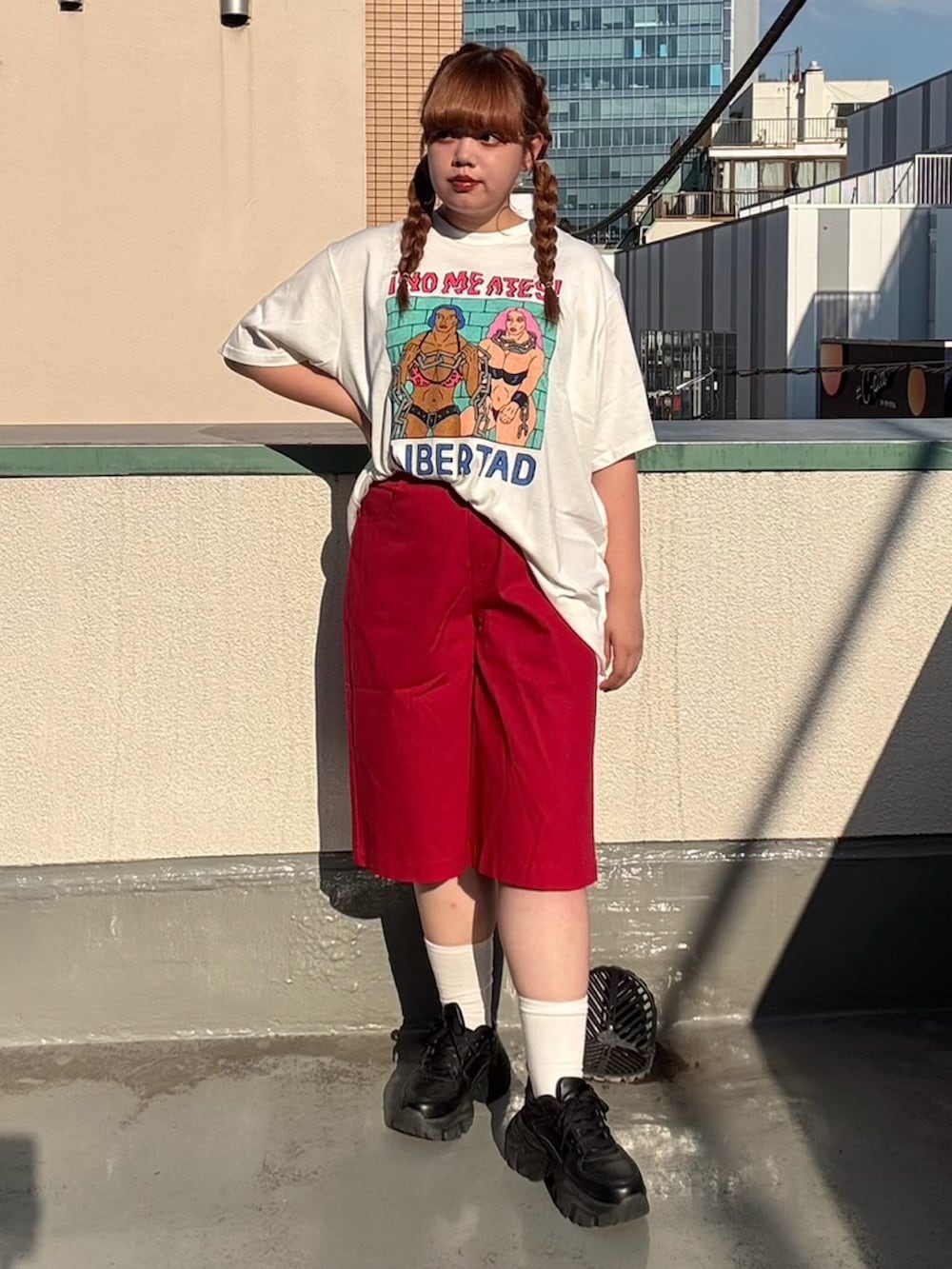 レッド系のその他パンツ、ホワイト系のTシャツ/カットソーを着用したレディースの夏コーディネートの2枚目の写真