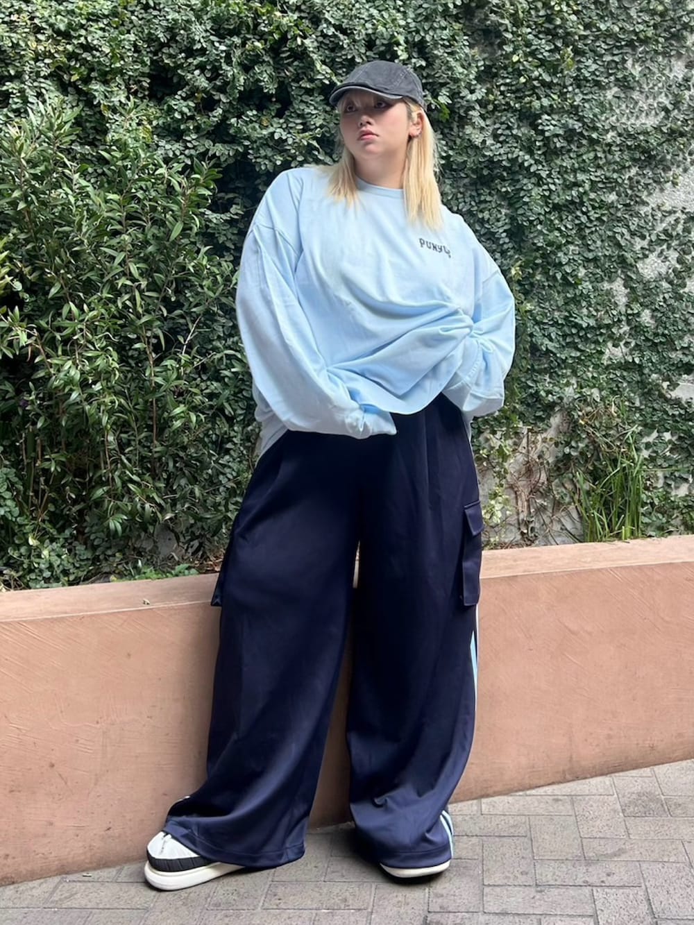 ブルー系のカーゴパンツ、ブルー系のTシャツ/カットソーを着用したレディースの冬コーディネートの2枚目の写真