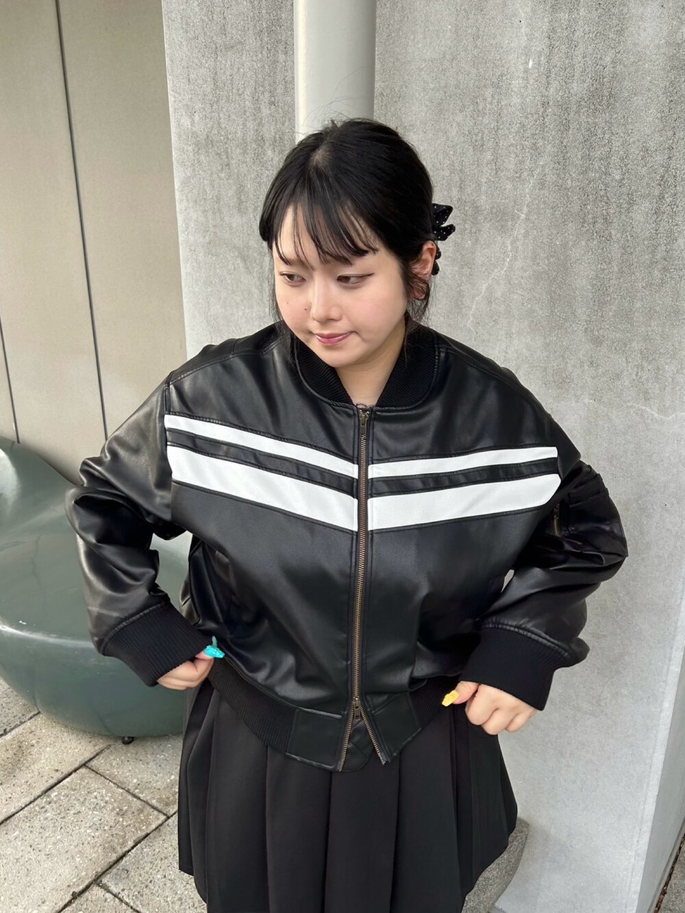 ブラック系のスカート、ブラック系のその他パンツ、ブラック系のブルゾンを着用したレディースの春コーディネートの2枚目の写真