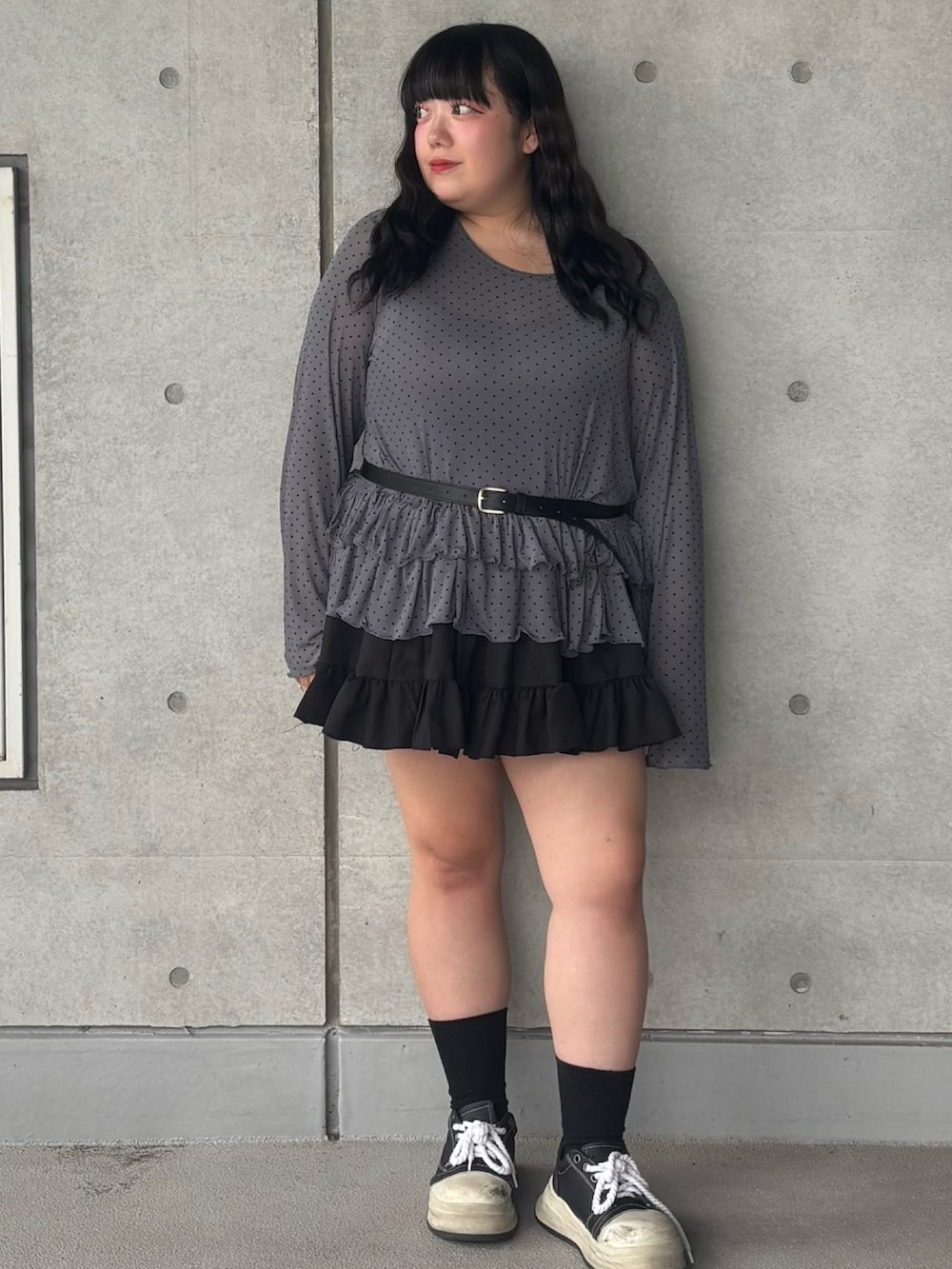 グレー系のTシャツ/カットソー、ブラック系のスカート、ブラック系のベルトを着用したレディースの夏コーディネートの3枚目の写真
