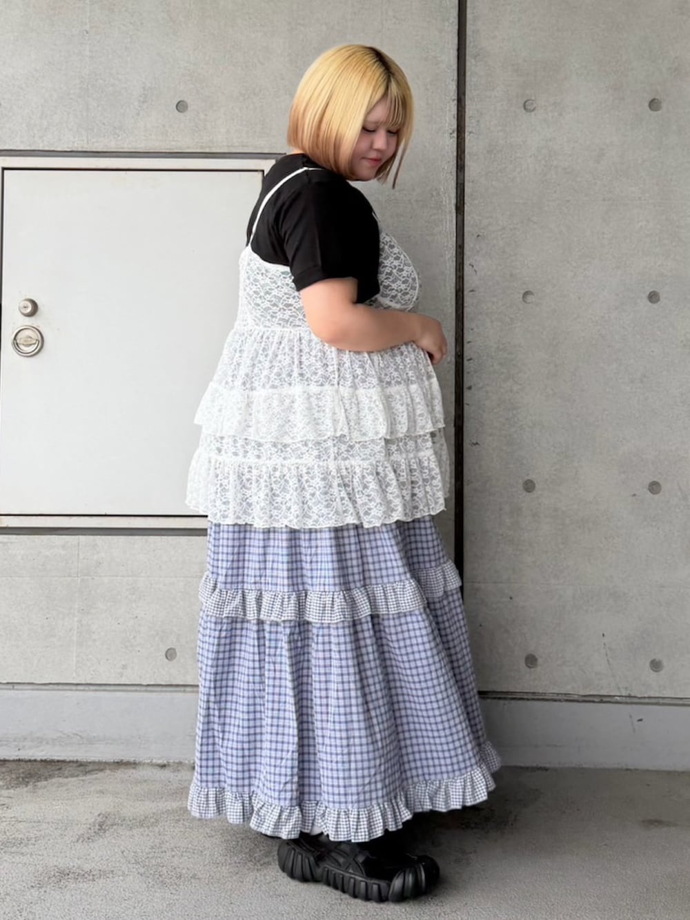 ブルー系のスカート、ホワイト系のチュニック、ブラック系のTシャツ/カットソーを着用したレディースの夏コーディネートの5枚目の写真