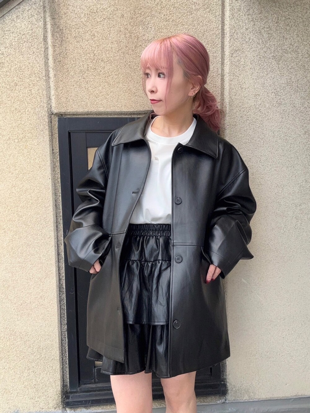 ブラック系のブルゾン、ホワイト系のTシャツ/カットソー、ブラック系のスカートを着用したレディースの冬コーディネートの2枚目の写真