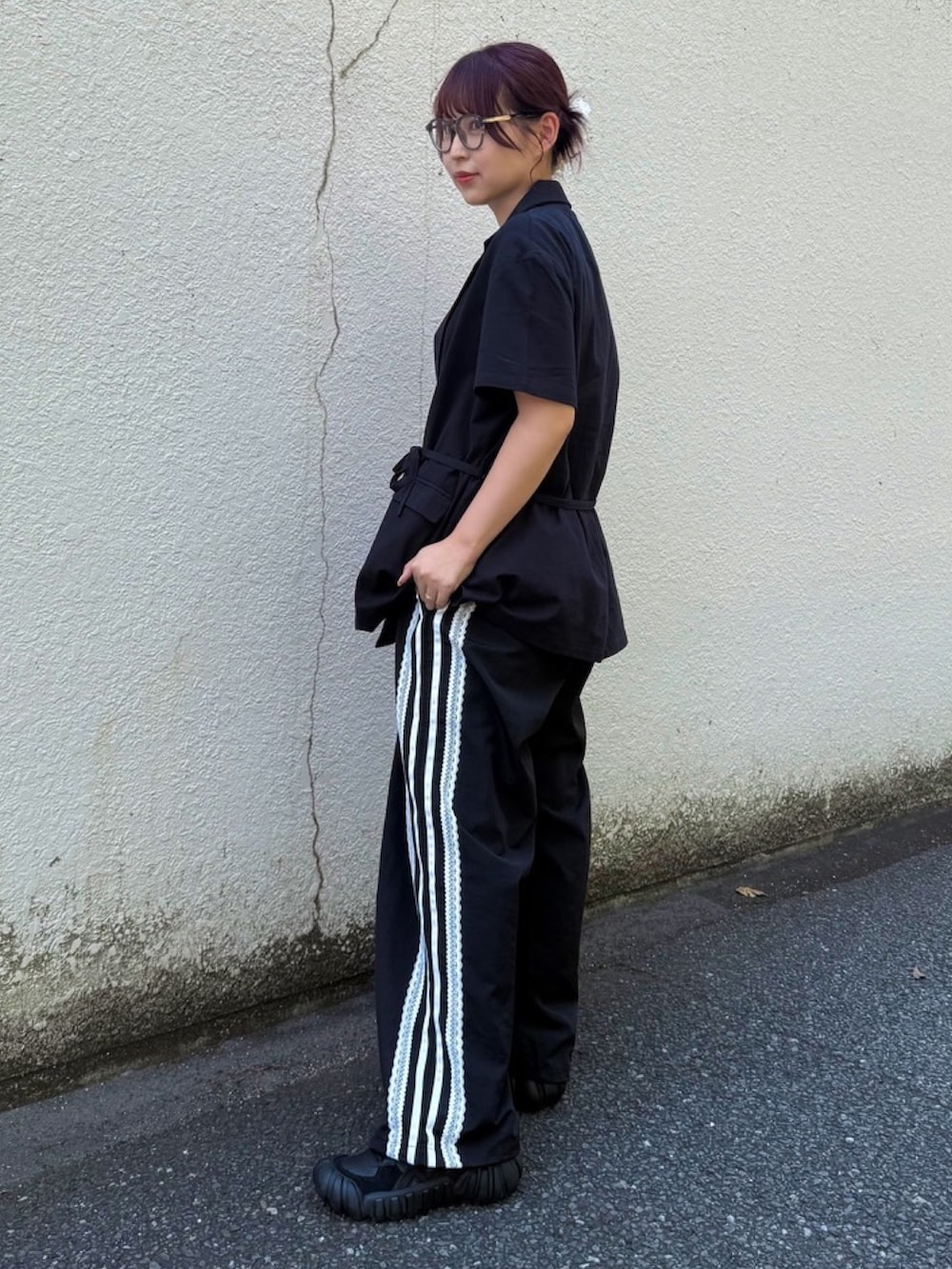 ブラック系のその他パンツ、ホワイト系のスカート、ブラック系のテーラードジャケットを着用したレディースの夏コーディネートの4枚目の写真