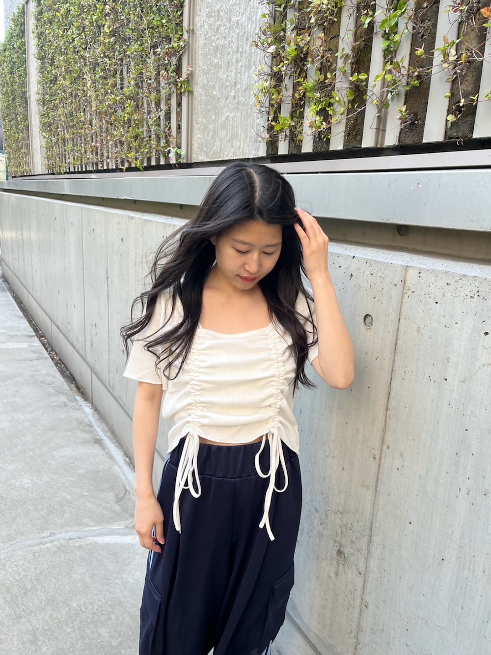 ブルー系のカーゴパンツ、ホワイト系のTシャツ/カットソーを着用したレディースの春コーディネートの3枚目の写真