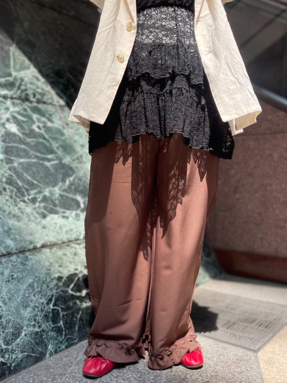 ブラウン系のその他パンツ、ホワイト系のテーラードジャケット、ブラック系のワンピースを着用したレディースの夏コーディネートの7枚目の写真