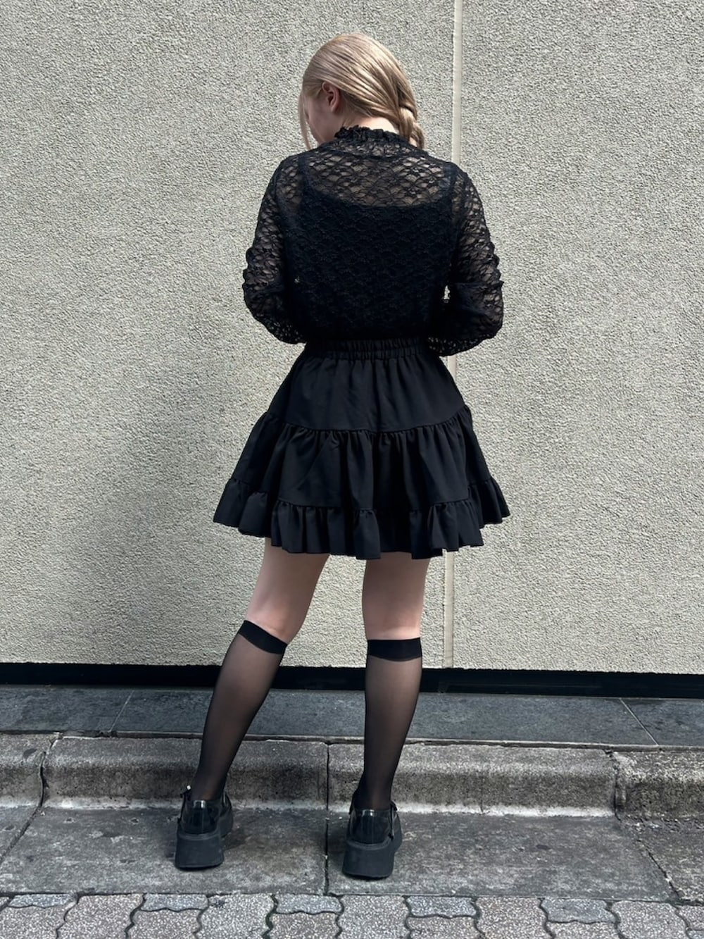 ブラック系のスカート、ブラック系のTシャツ/カットソーを着用したレディースの夏コーディネートの4枚目の写真