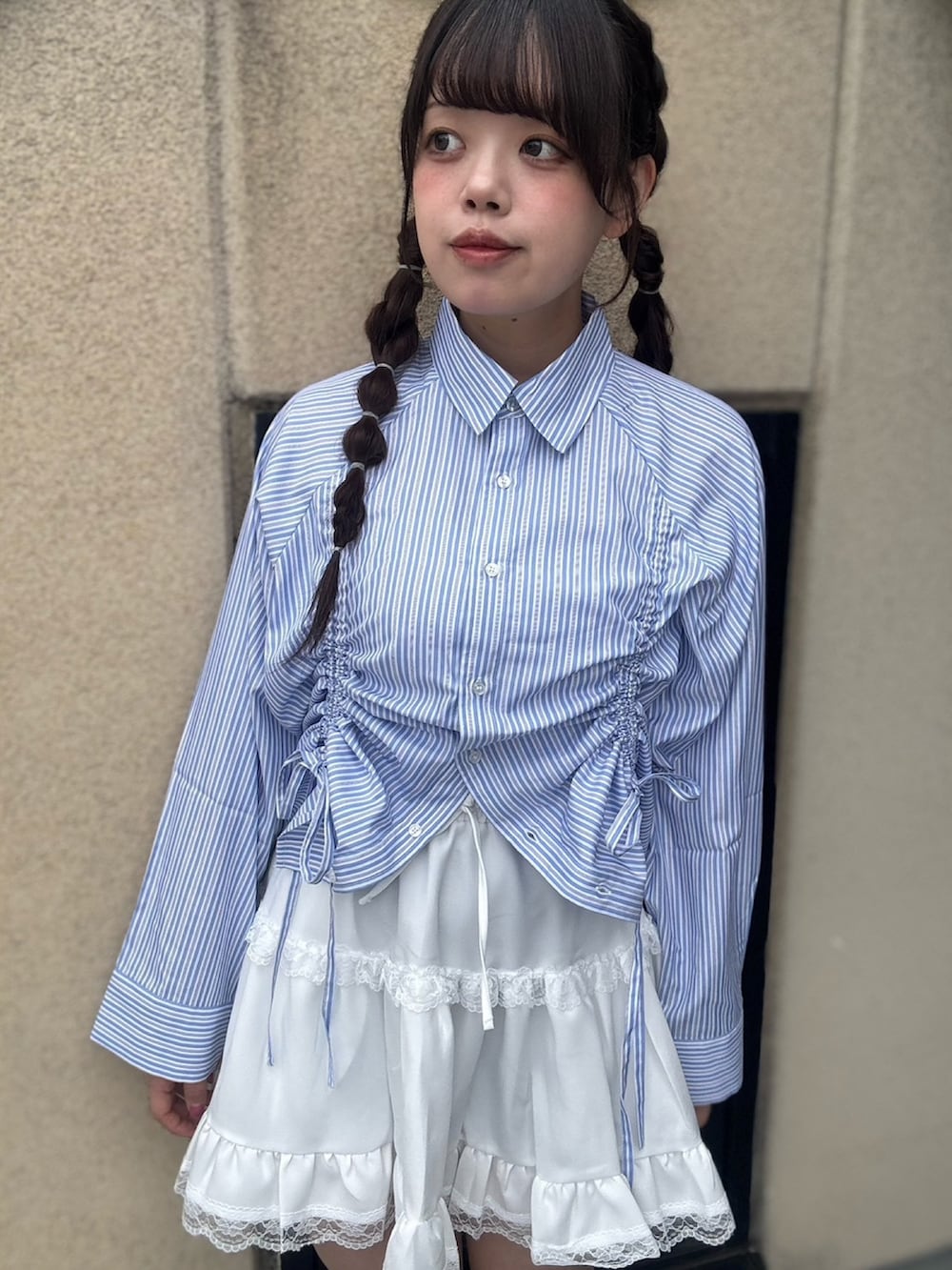 ホワイト系のスカート、ブルー系のシャツ/ブラウスを着用したレディースの春コーディネートの5枚目の写真