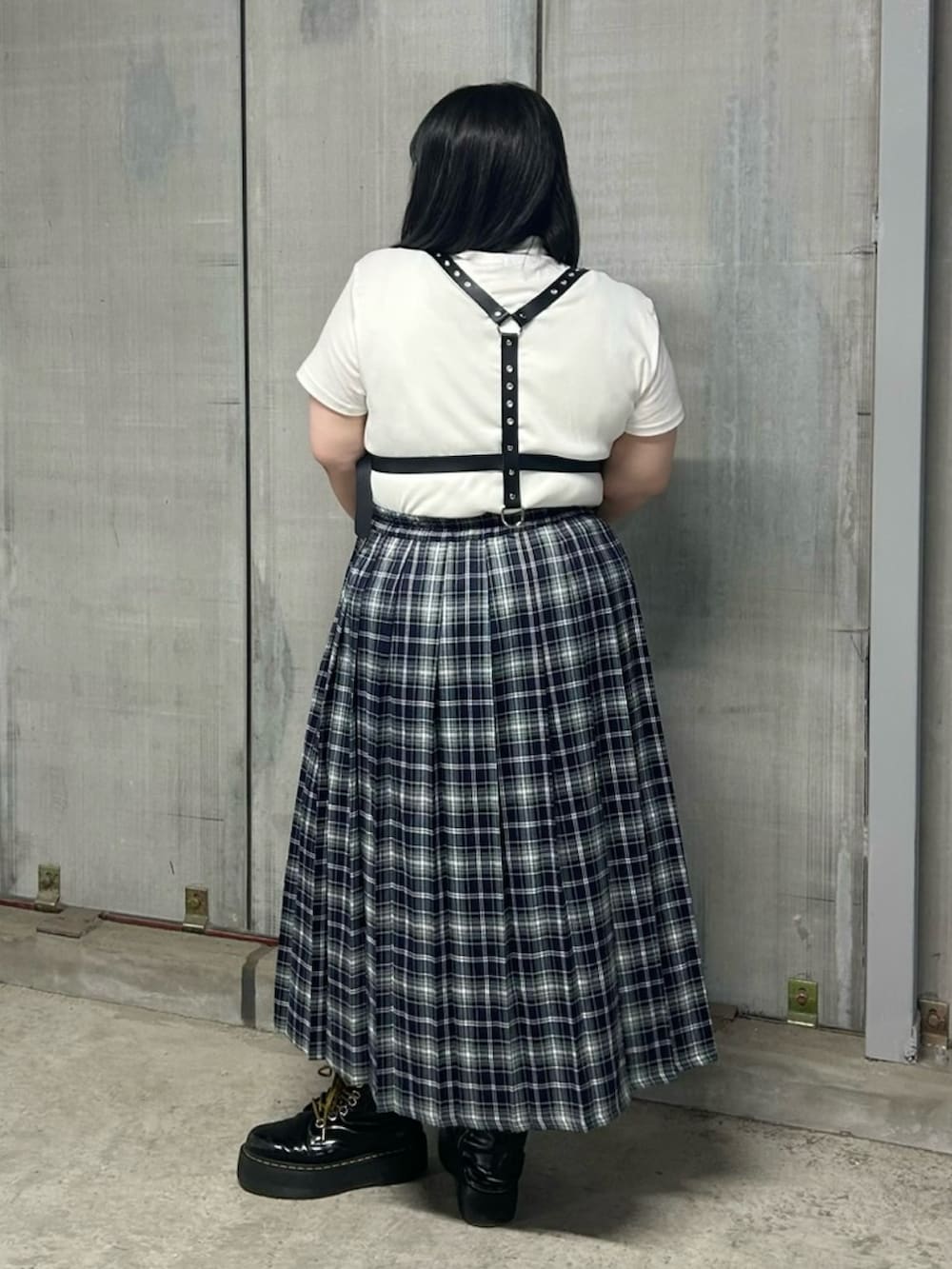 ブルー系のスカート、ホワイト系のTシャツ/カットソー、ブラック系のベルトを着用したレディースの春コーディネートの4枚目の写真