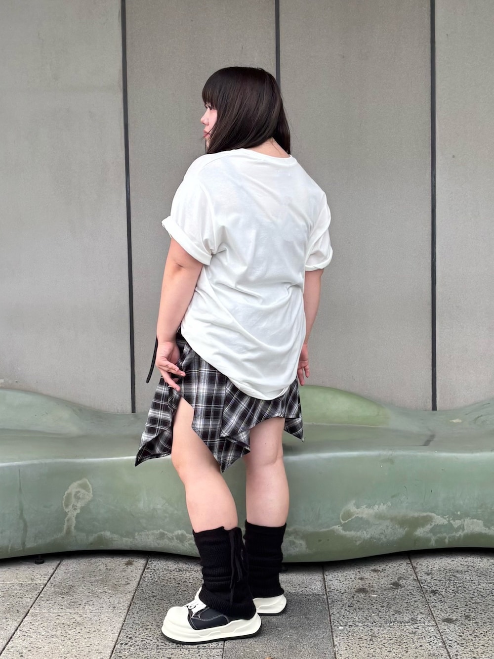 ホワイト系のTシャツ/カットソー、ブラック系のワンピースを着用したレディースの春コーディネートの5枚目の写真