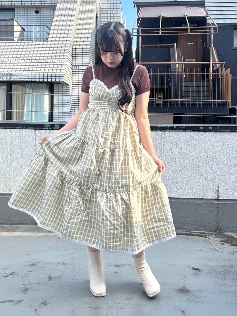 イエロー系のワンピース、ブラウン系のニット/セーターを着用したレディースの夏コーディネートの5枚目の写真