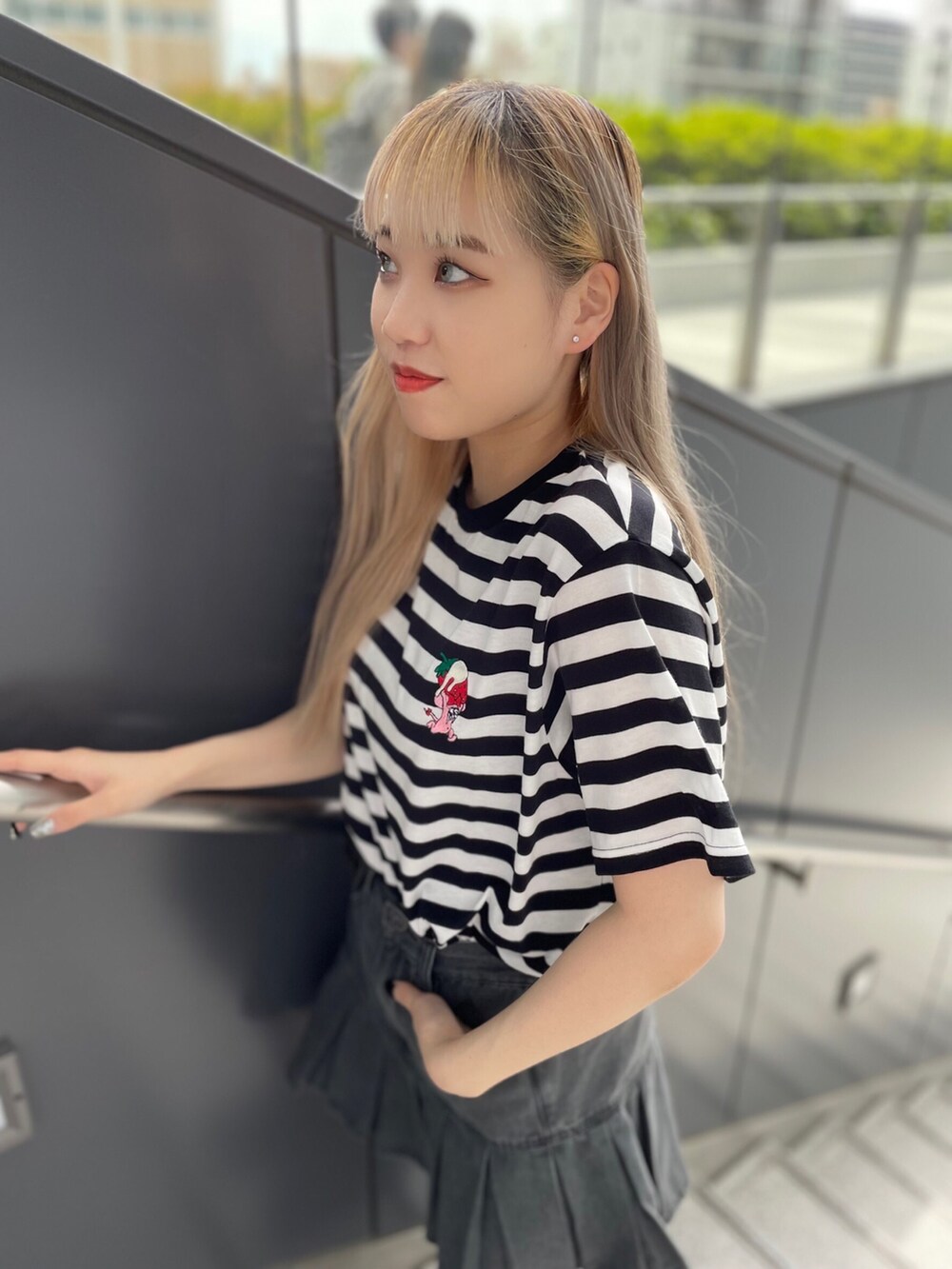 ブラック系のデニムスカート、その他のTシャツ/カットソーを着用したレディースの夏コーディネートの2枚目の写真