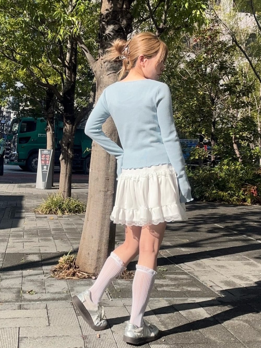ホワイト系のスカート、ブルー系のカーディガン/ボレロを着用したレディースの春コーディネートの3枚目の写真