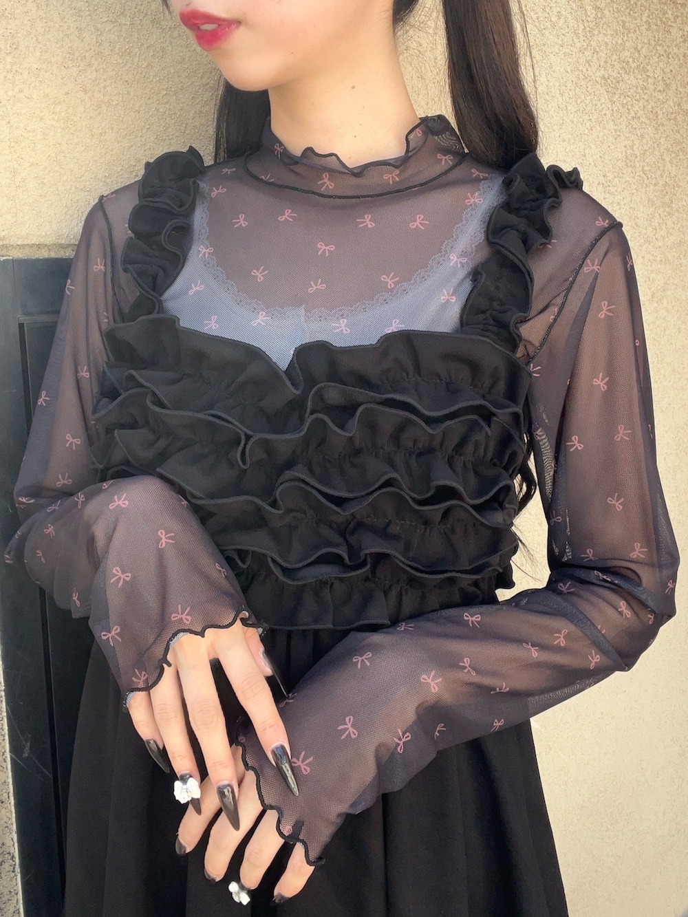 ブルー系のデニムパンツ、ブラック系のワンピース、ブラック系のTシャツ/カットソーを着用したレディースの秋コーディネートの4枚目の写真