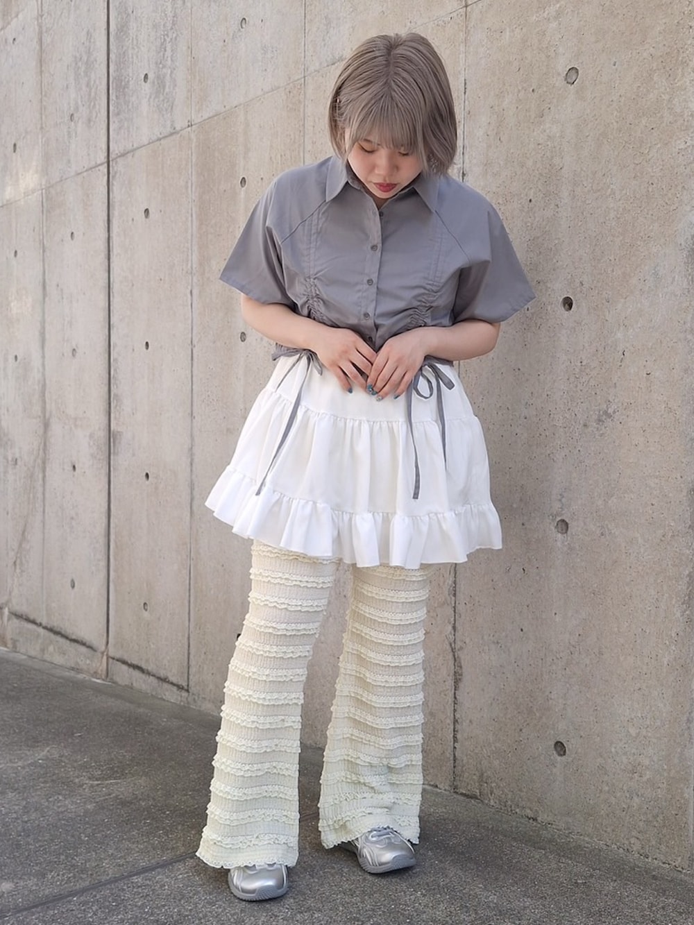 イエロー系のその他パンツ、ホワイト系のスカート、グレー系のシャツ/ブラウスを着用したレディースの夏コーディネートの4枚目の写真