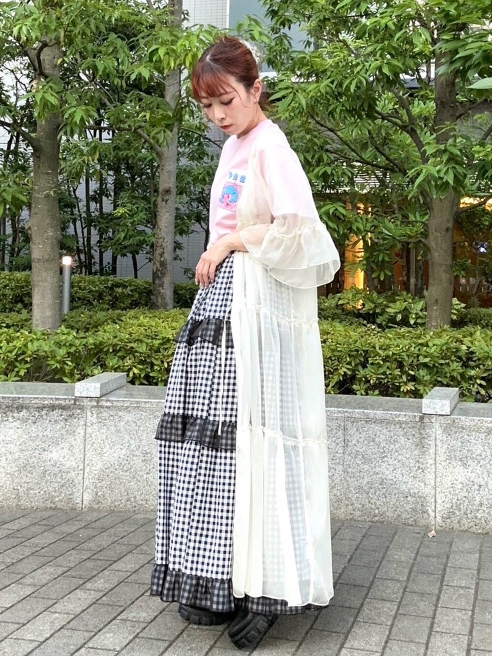 ブラック系のスカート、ホワイト系のワンピース、ピンク系のTシャツ/カットソーを着用したレディースの夏コーディネートの3枚目の写真